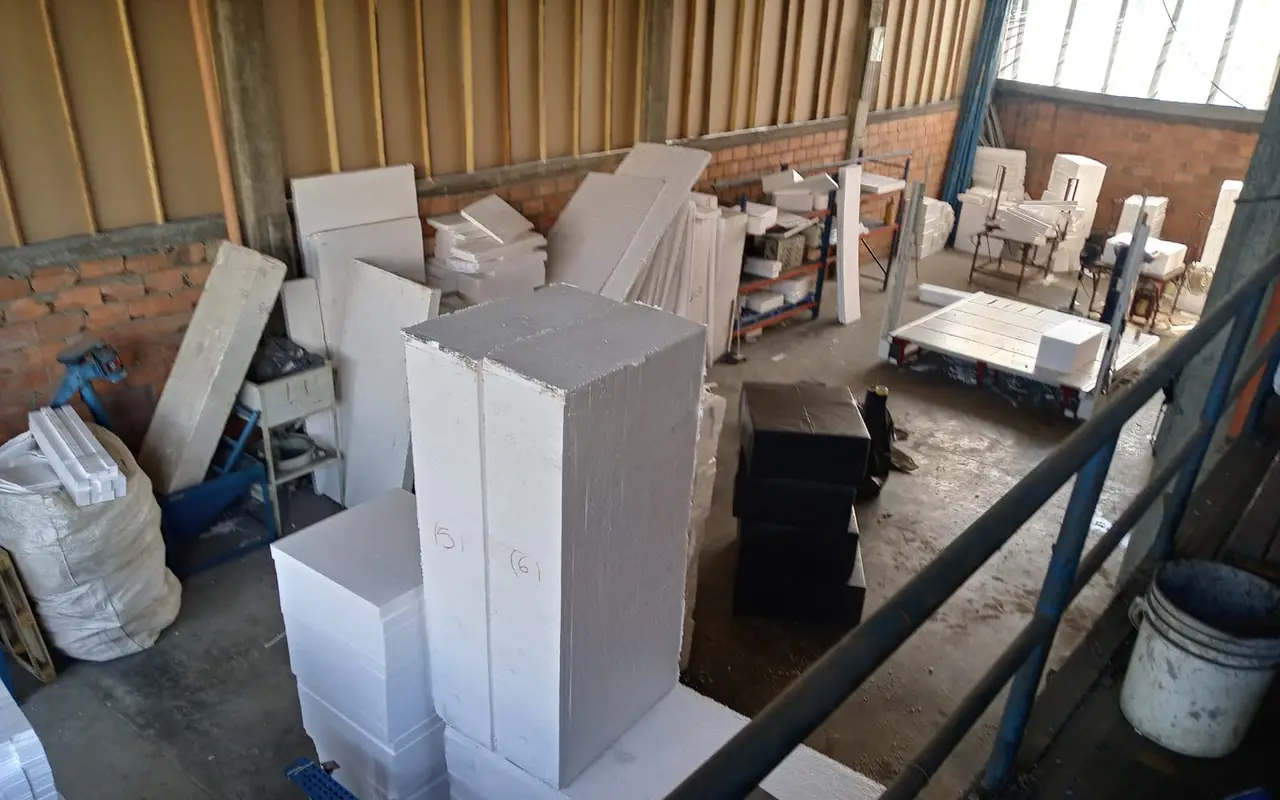Casetones en icopor instalados entre los nervios de una losa en obra en Antioquia